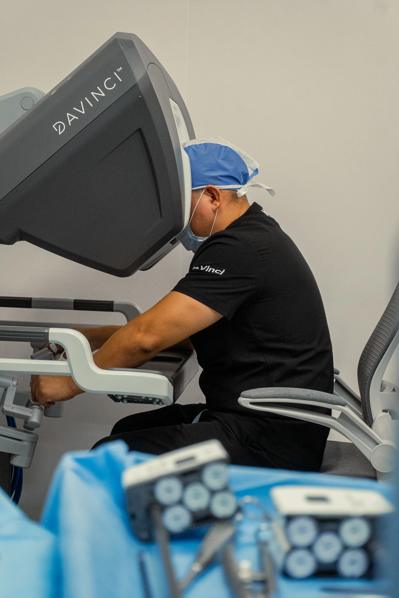 Dr. David en la consola del sistema Da Vinci Xi