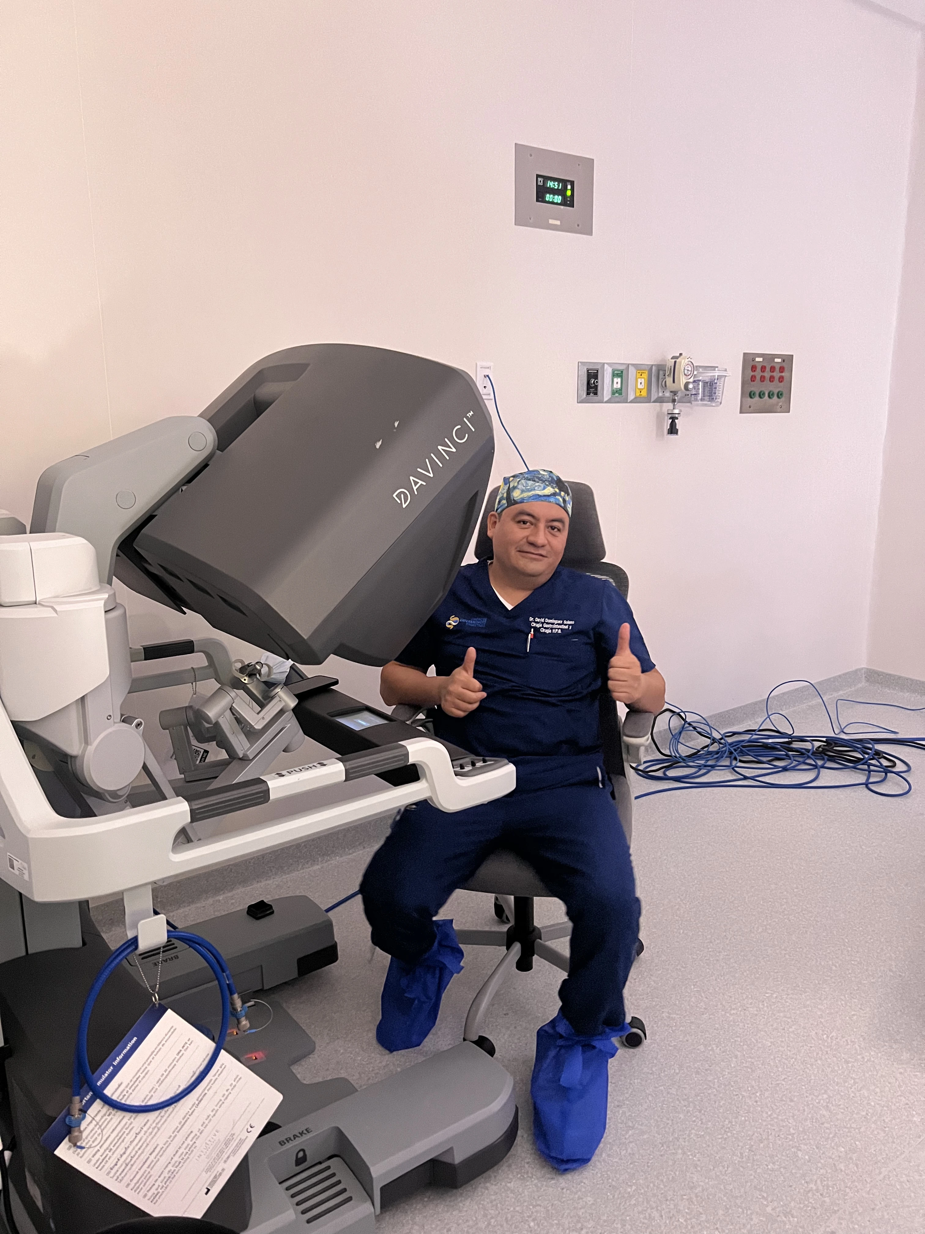 Dr. David junto al sistema robótico Da Vinci